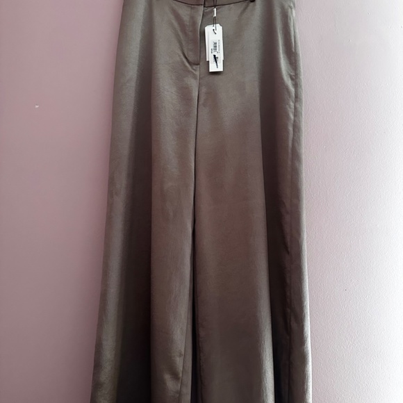 L’agence suit. Luxurious looking. Fits true 14 IMO.Pants very long.NWT - Picture 6 of 10